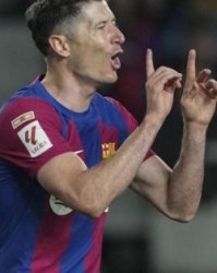 kaiyun体育网-莱万好可怜，首个帽子后未被宣留队