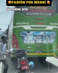 忠实拥趸！一位球迷在堵车时擦拭大巴上的梅西海报，清理灰尘