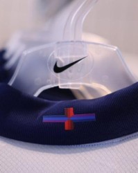 开云体育首页-足总捍卫三狮新衫：致敬1966英雄，十字变色有先例